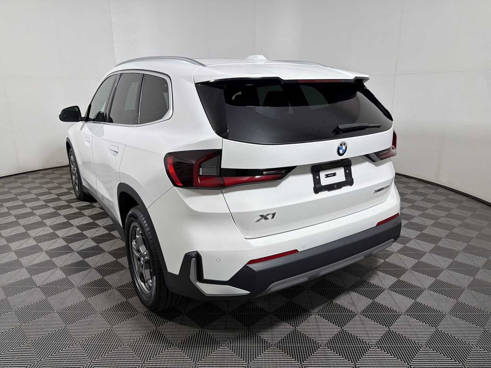 Used 2023 BMW X1 xDrive28i w/ Premium Package AWD/4WD image 5