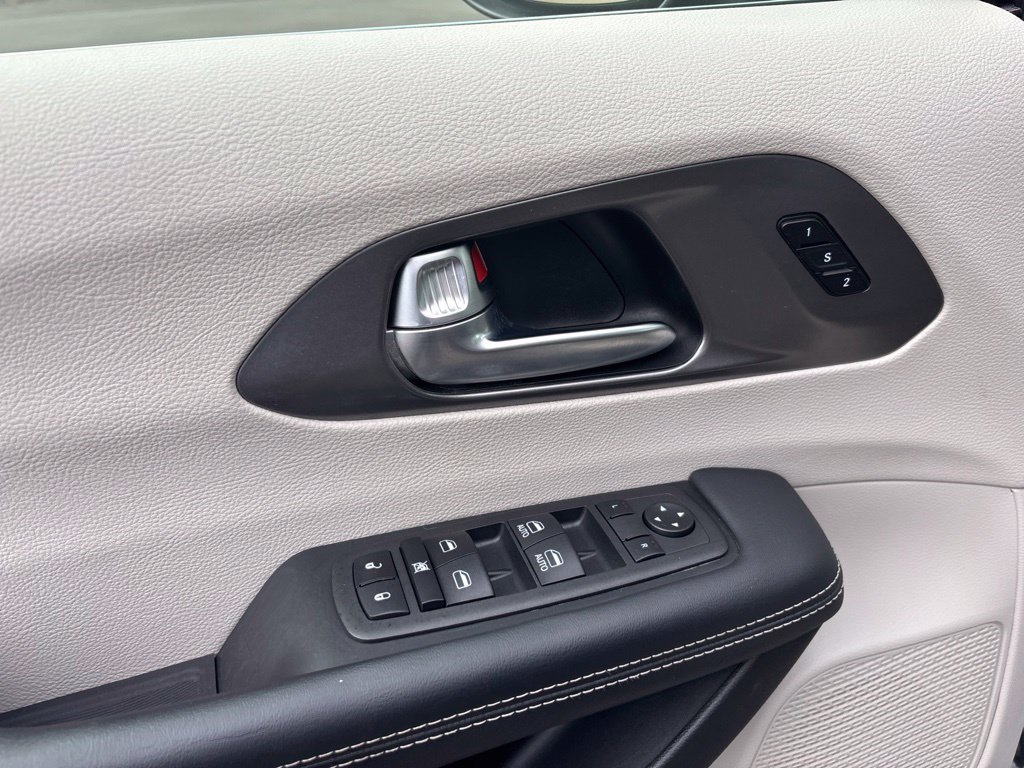 Used 2023 Chrysler Pacifica Touring-L AWD/4WD image 14