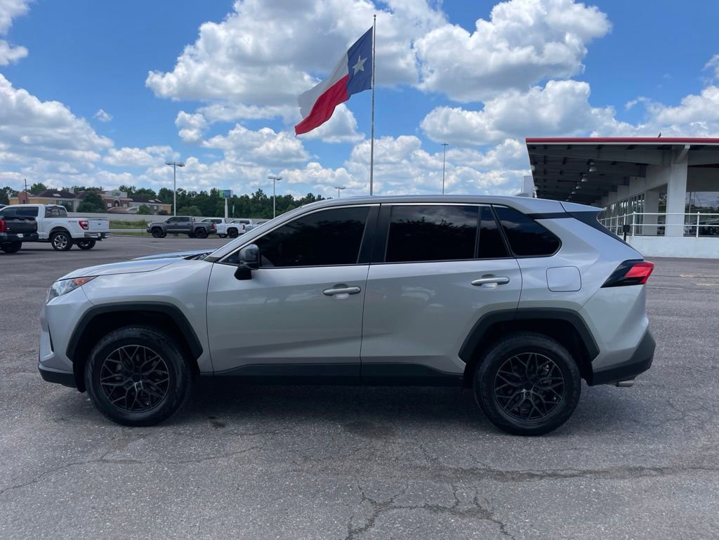 Used 2022 Toyota RAV4 LE FWD image 4
