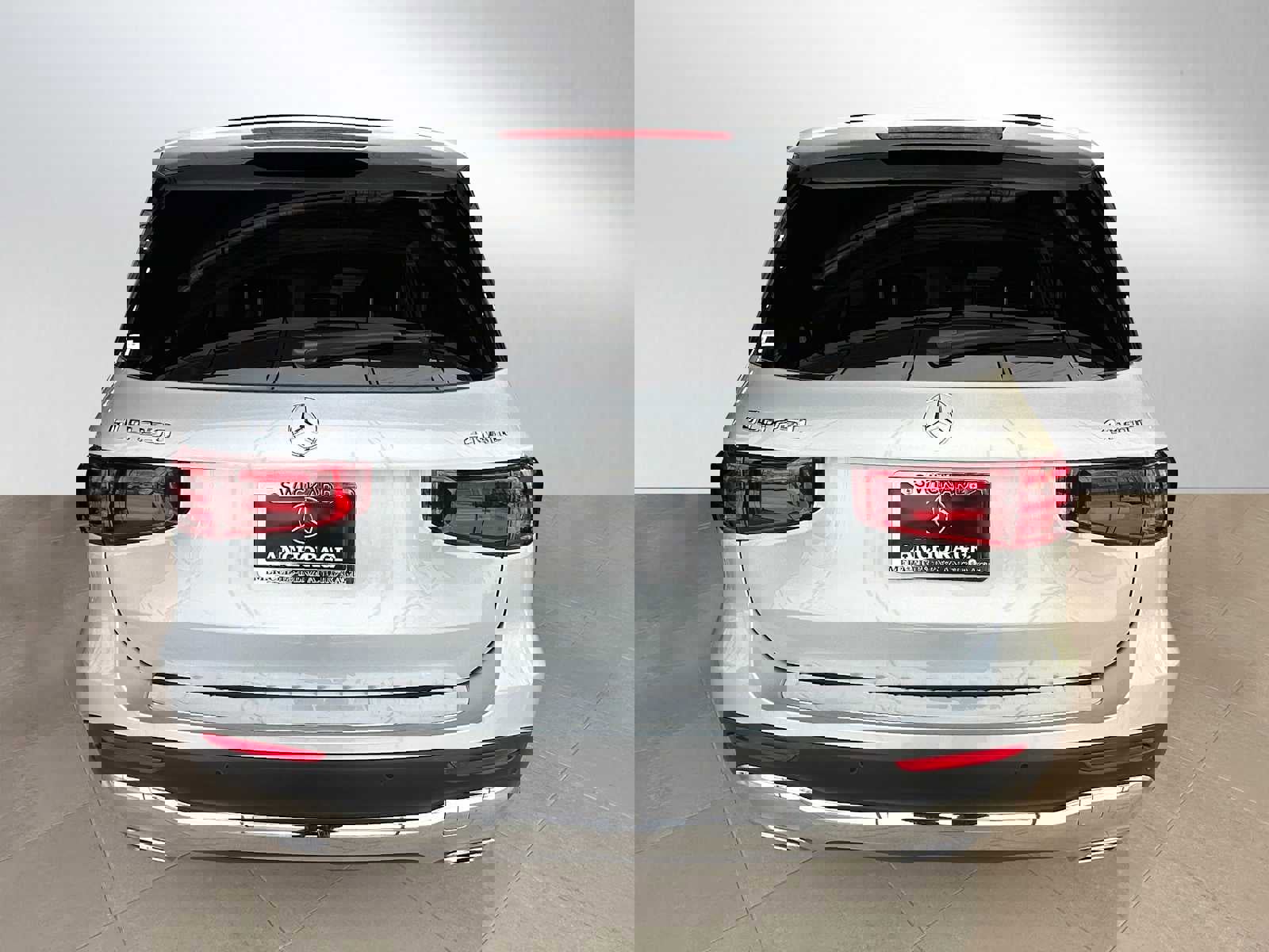 Used 2025 Mercedes-Benz GLB 250 4MATIC image 4