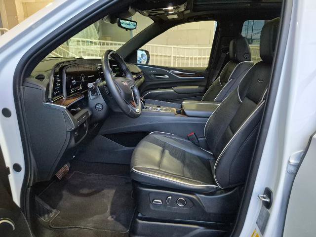 Used 2024 Cadillac Escalade Premium Luxury AWD/4WD image 15