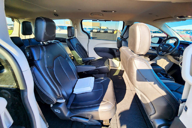 Used 2024 Chrysler Pacifica Touring-L FWD image 26