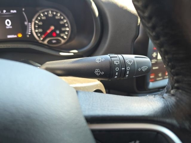 Used 2023 Jeep Renegade Latitude w/ Premium Group image 15