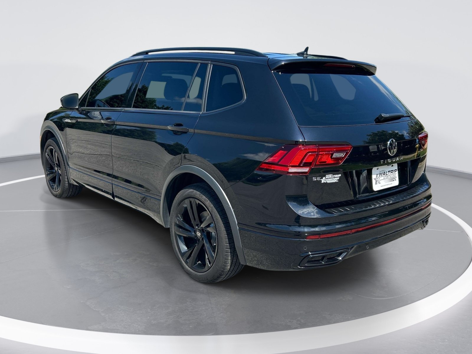 Used 2024 Volkswagen Tiguan SE R-Line FWD image 7