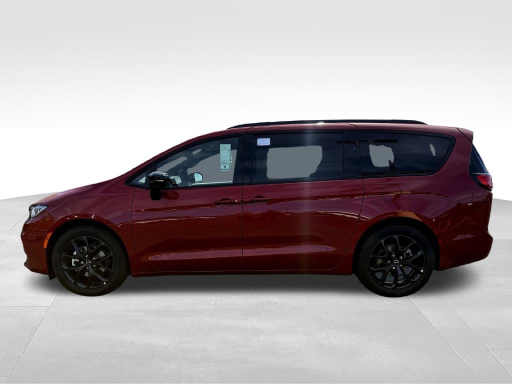 New 2026 Chrysler Pacifica Limited w/ Uconnect Theater Family Group FWD image 4