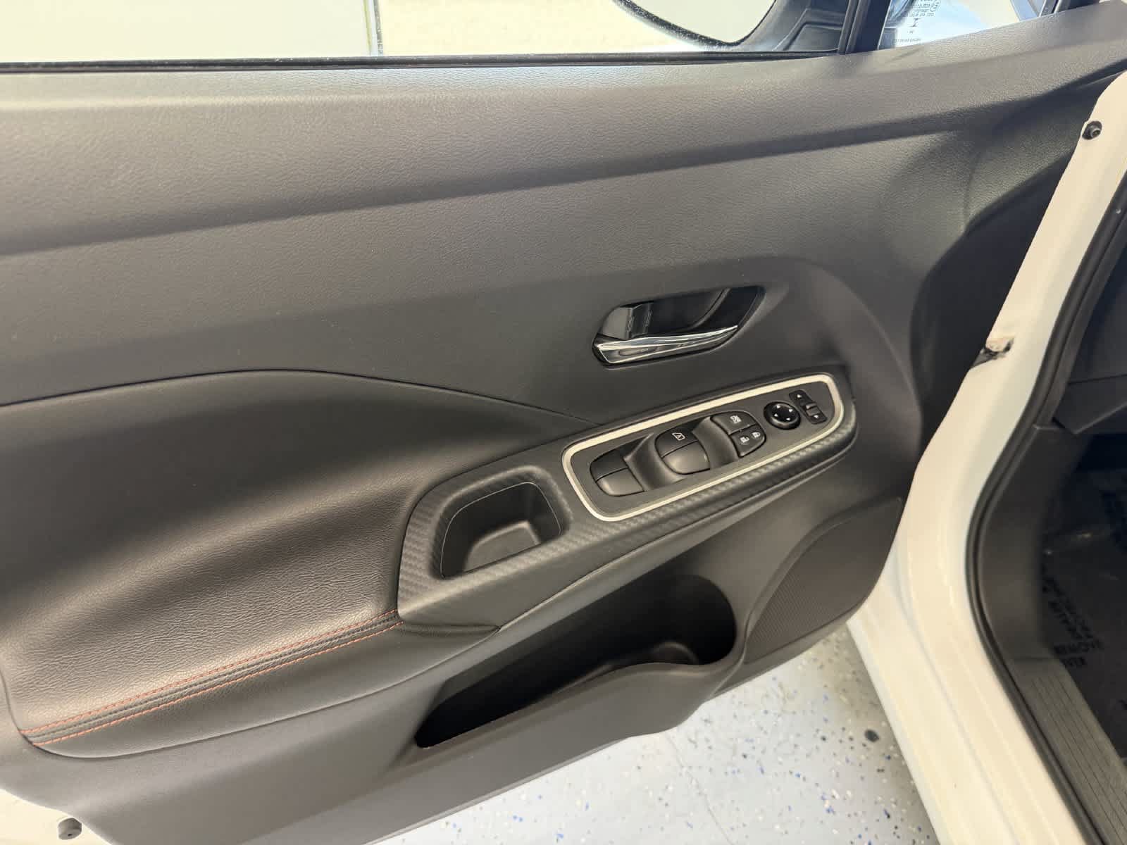 Used 2025 Nissan Versa SR FWD image 15