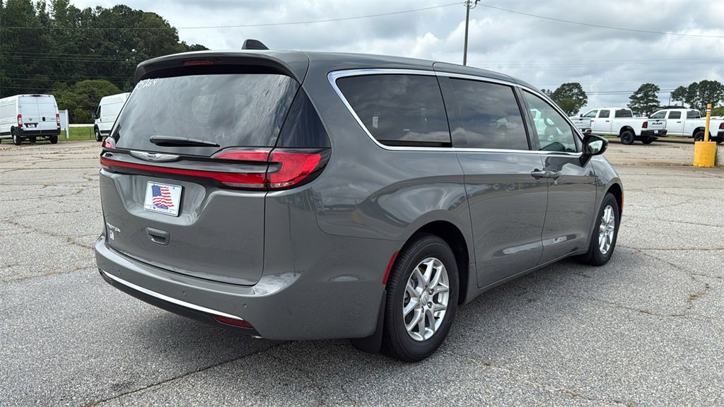 New 2025 Chrysler Pacifica Select image 7