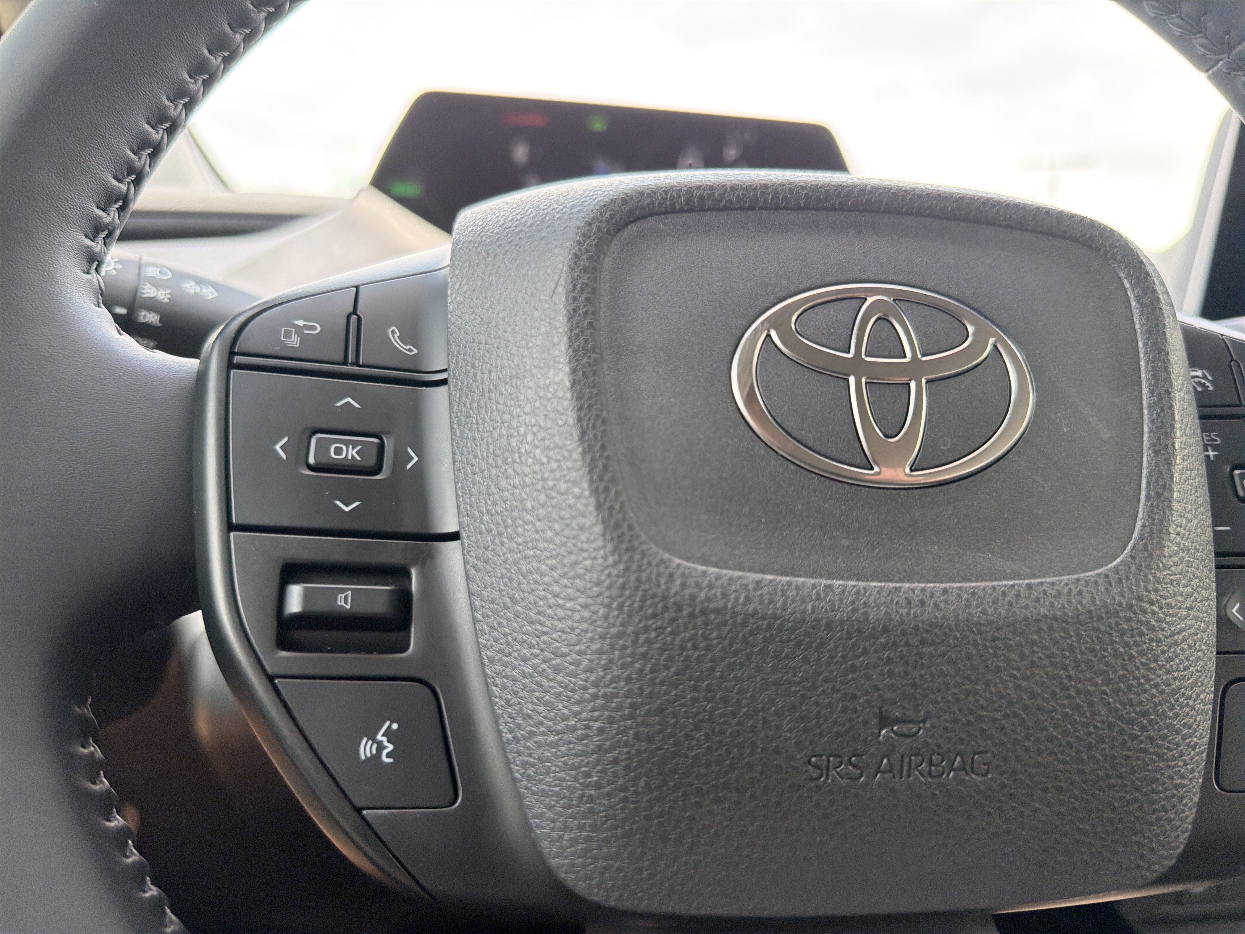 Certified 2025 Toyota Prius LE FWD image 10
