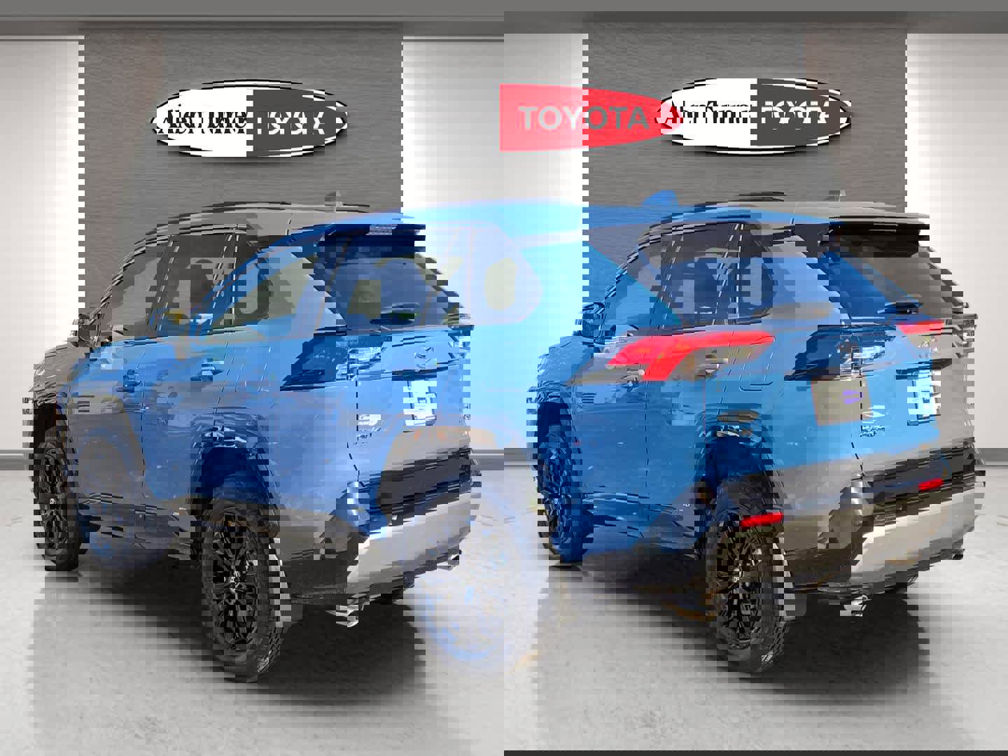 Used 2025 Toyota RAV4 SE image 8