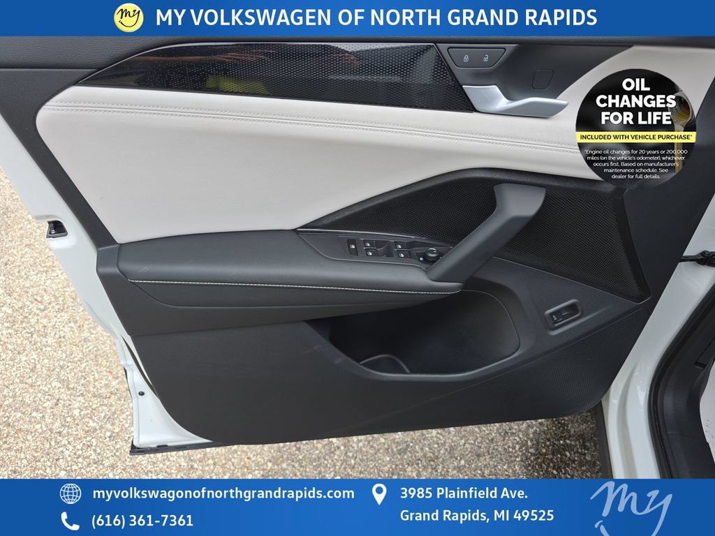 Used 2025 Volkswagen Tiguan SE AWD/4WD image 11