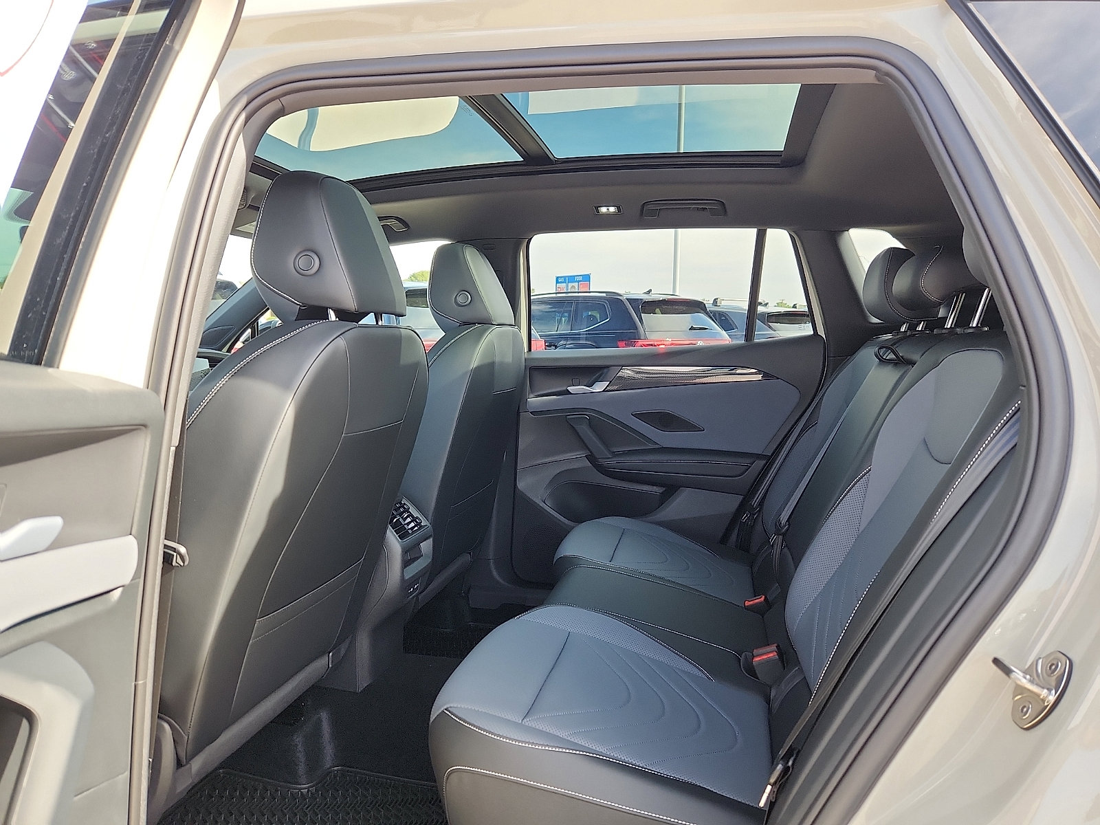 New 2026 Volkswagen Tiguan SE R-Line FWD image 12