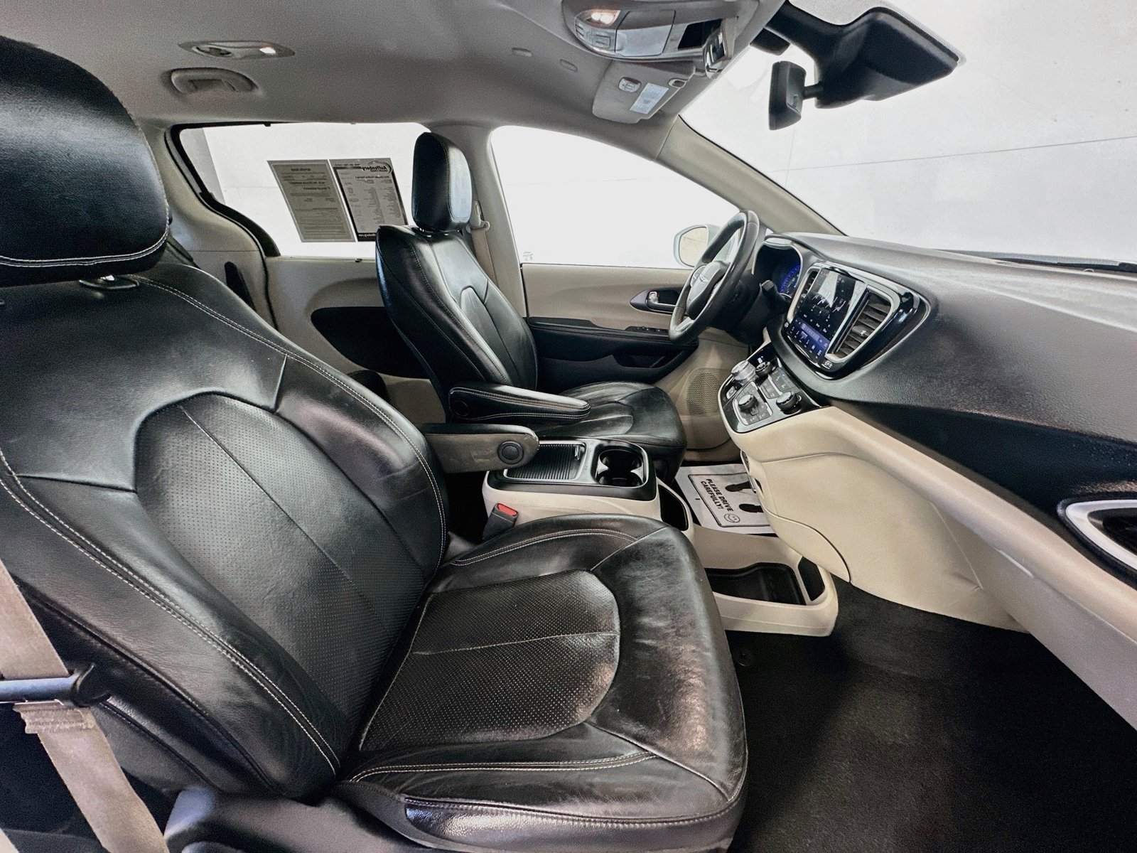 Used 2022 Chrysler Pacifica Touring-L FWD image 26