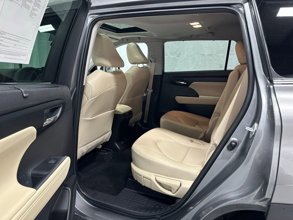 Used 2025 Toyota Highlander XLE image 48