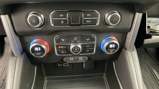 Used 2023 GMC Yukon XL SLE image 23
