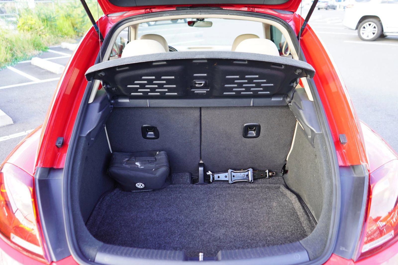 Used 2019 Volkswagen Beetle 2.0T SE FWD image 30