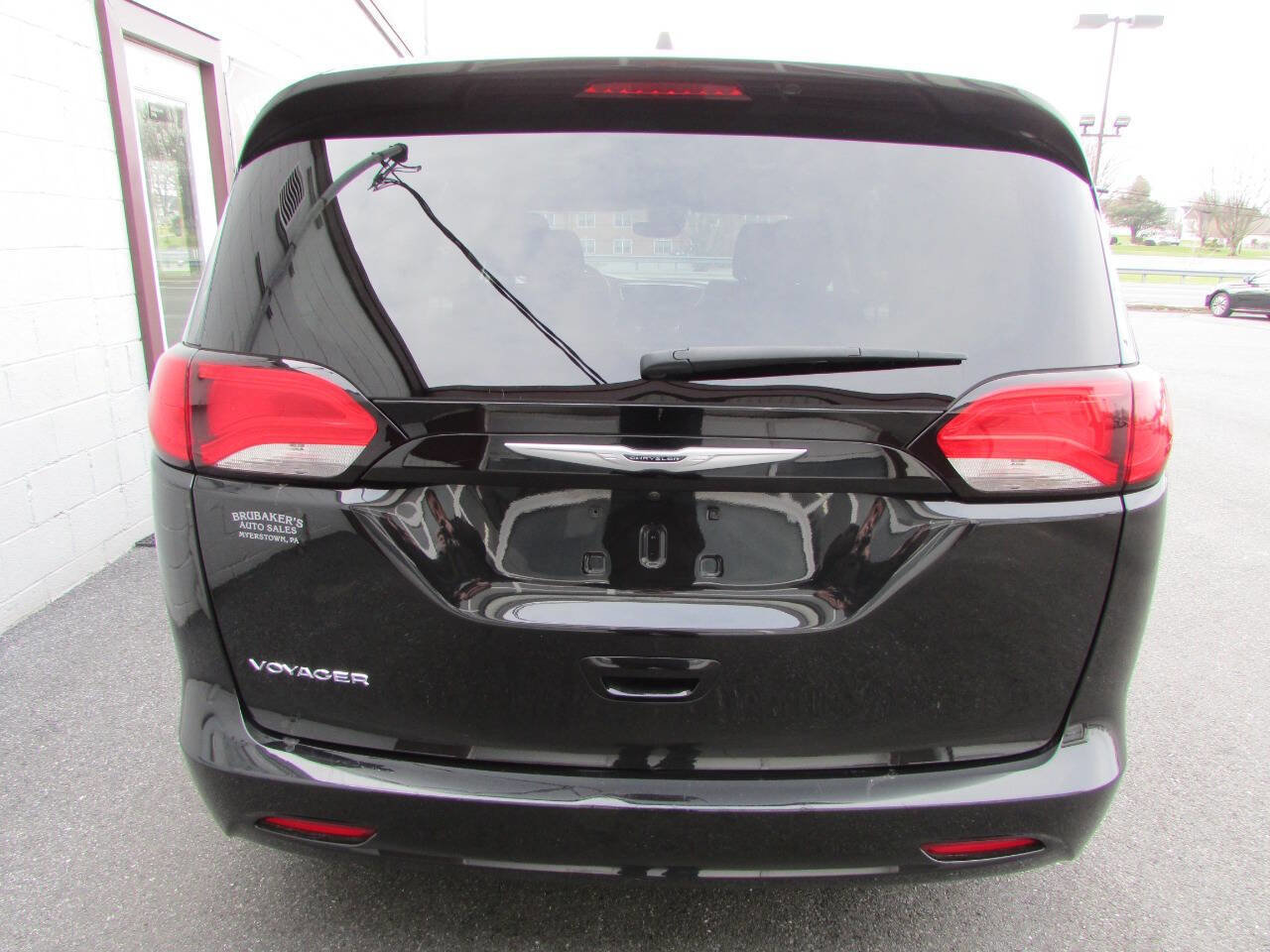 Used 2023 Chrysler Voyager LX image 3