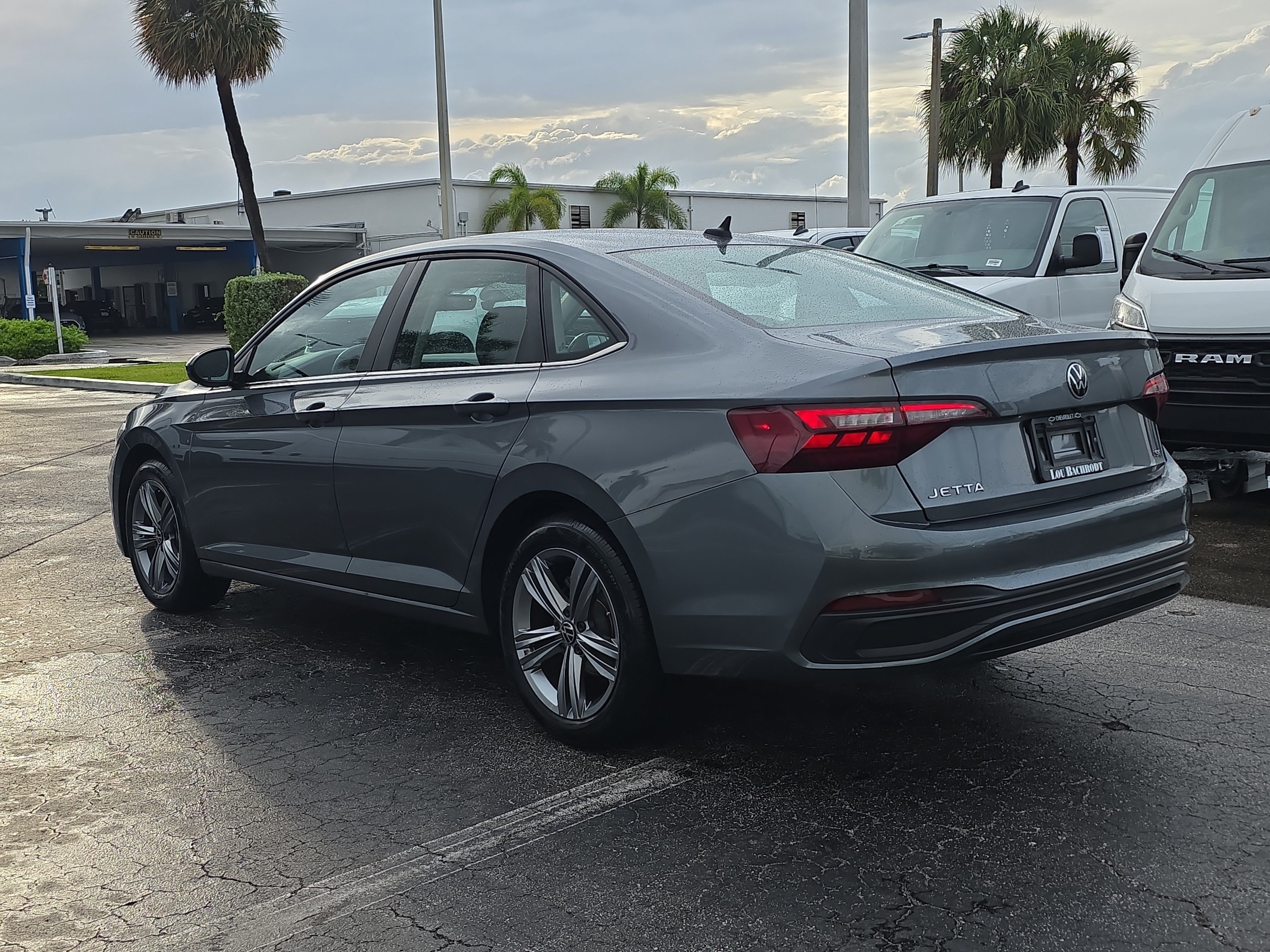 Used 2024 Volkswagen Jetta SE FWD image 5