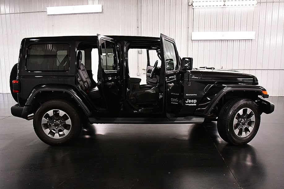 Used 2022 Jeep Wrangler Unlimited Sahara w/ LED Lighting Group AWD/4WD image 27