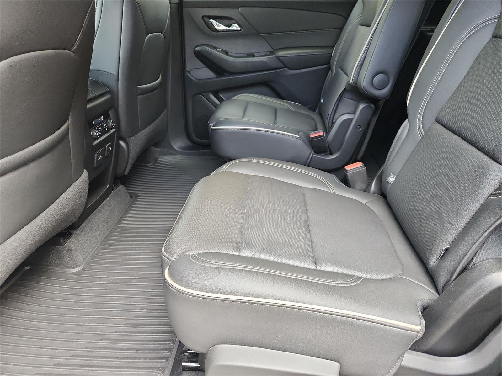 Used 2023 Chevrolet Traverse Premier AWD/4WD image 26