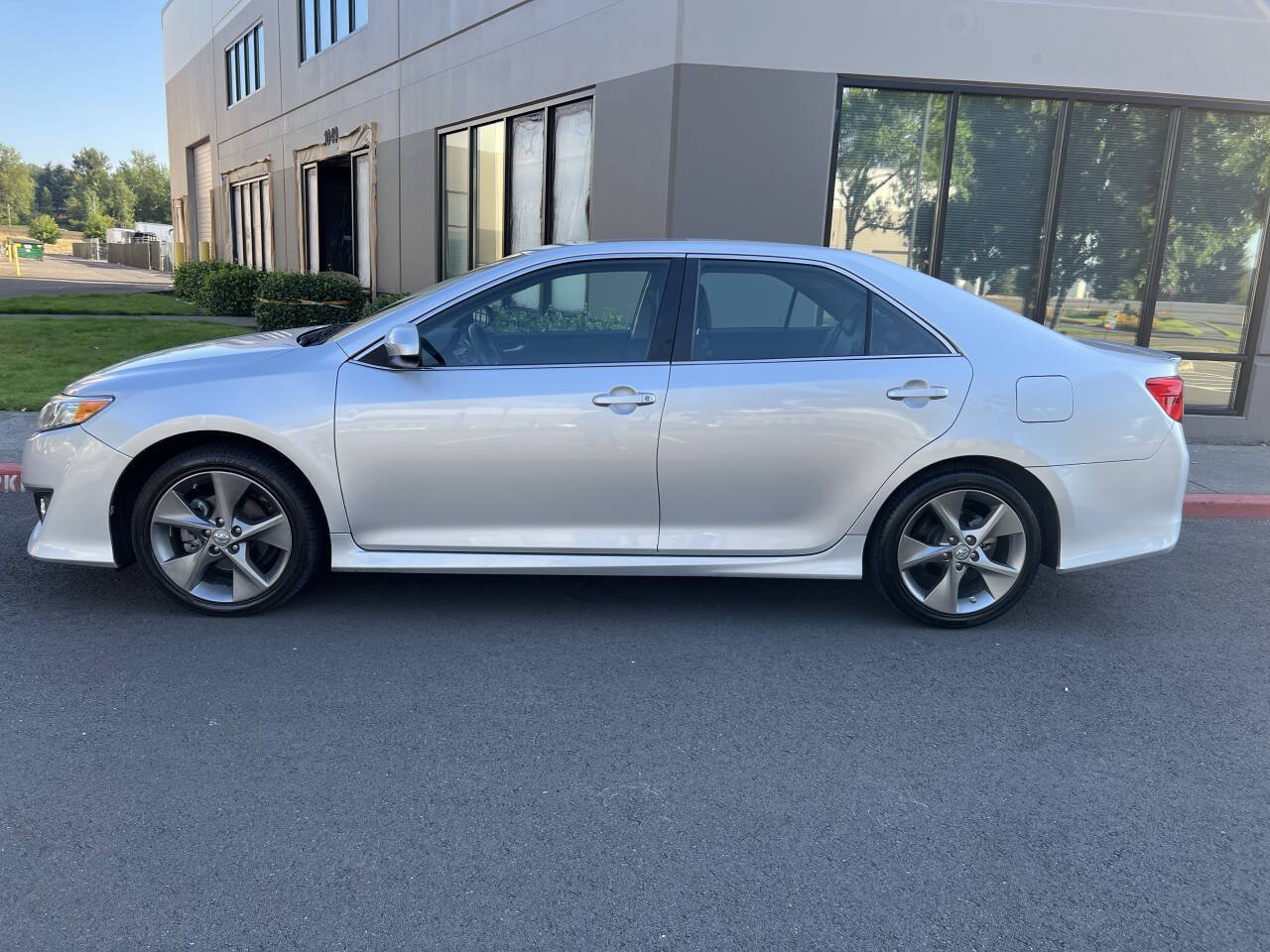 Used 2014 Toyota Camry SE FWD image 6