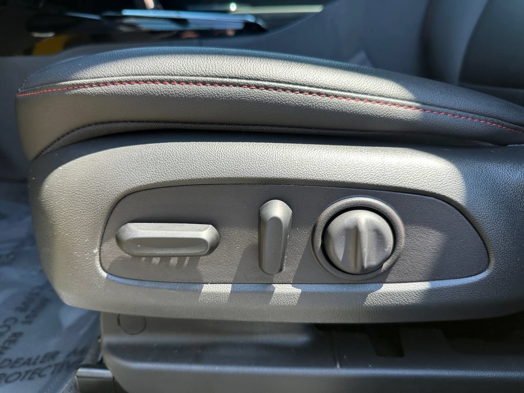 Used 2025 Chevrolet Trax RS FWD image 16