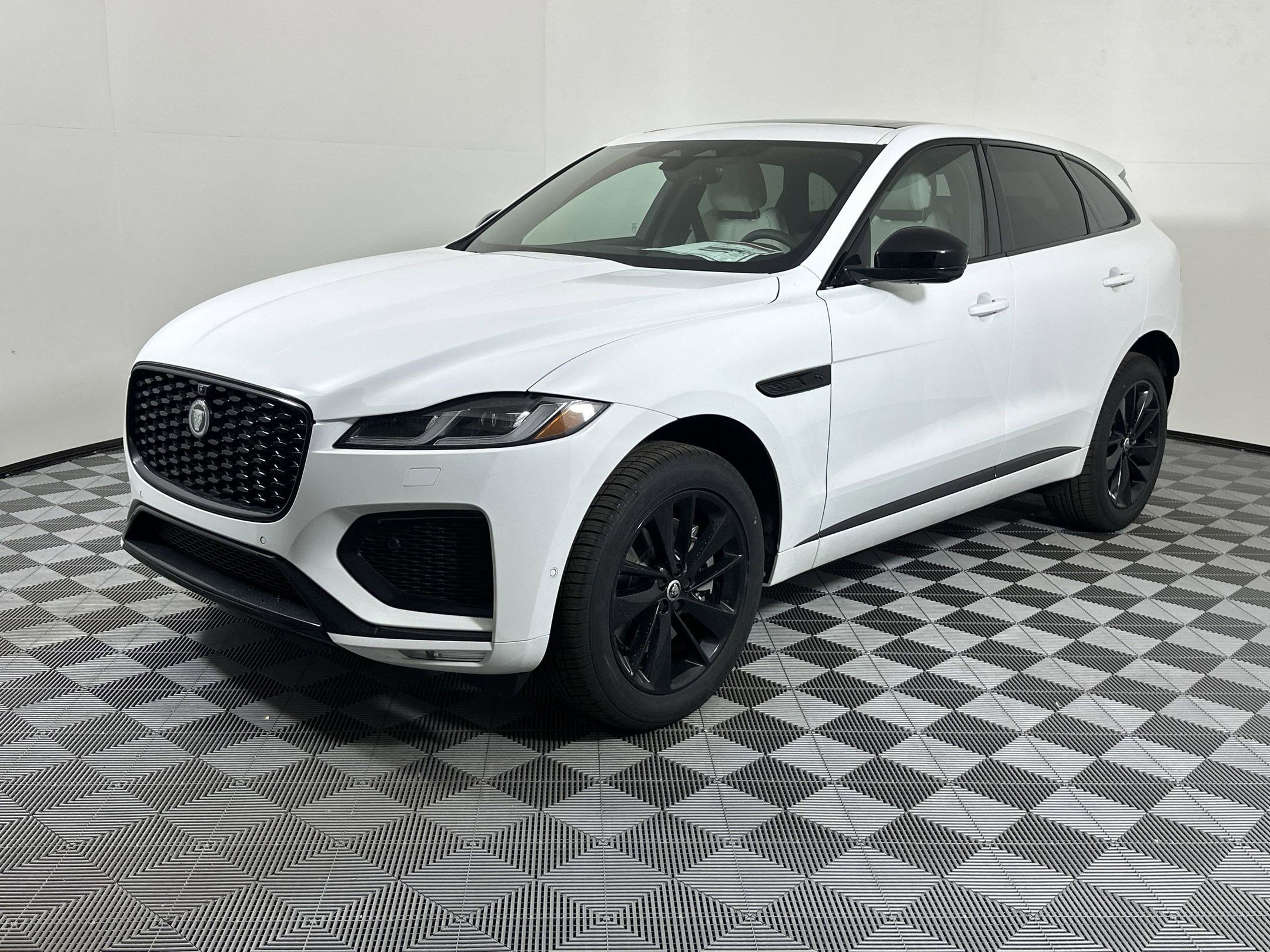 Used 2026 Jaguar F-PACE R-Dynamic S image 1