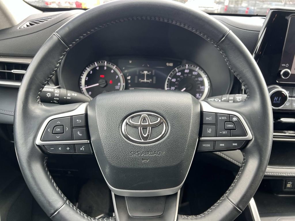Used 2024 Toyota Highlander LE image 16