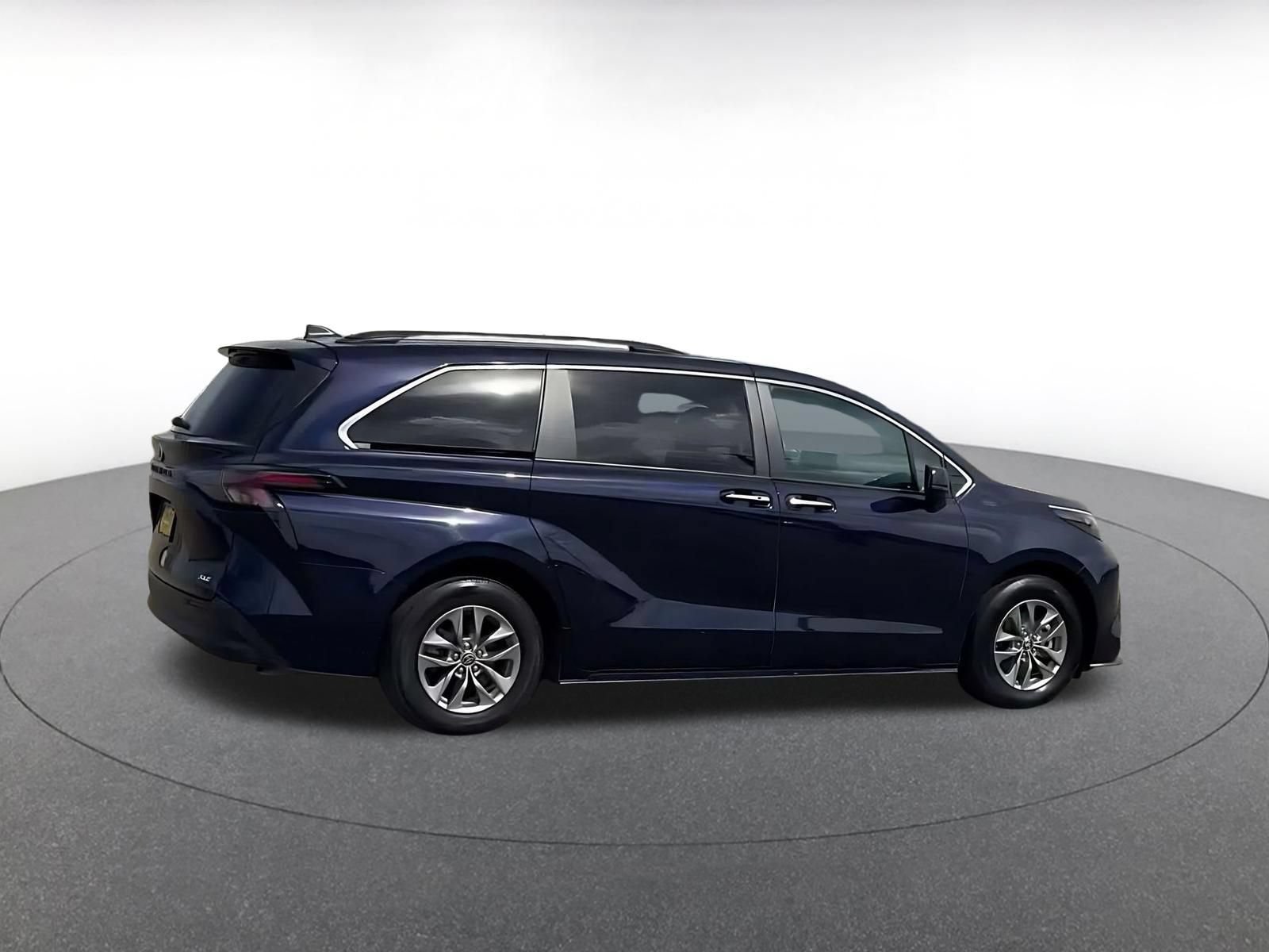 Used 2025 Toyota Sienna XLE FWD image 14