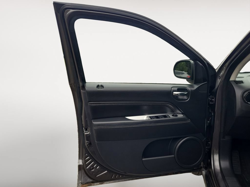 Used 2015 Jeep Compass Latitude FWD image 24
