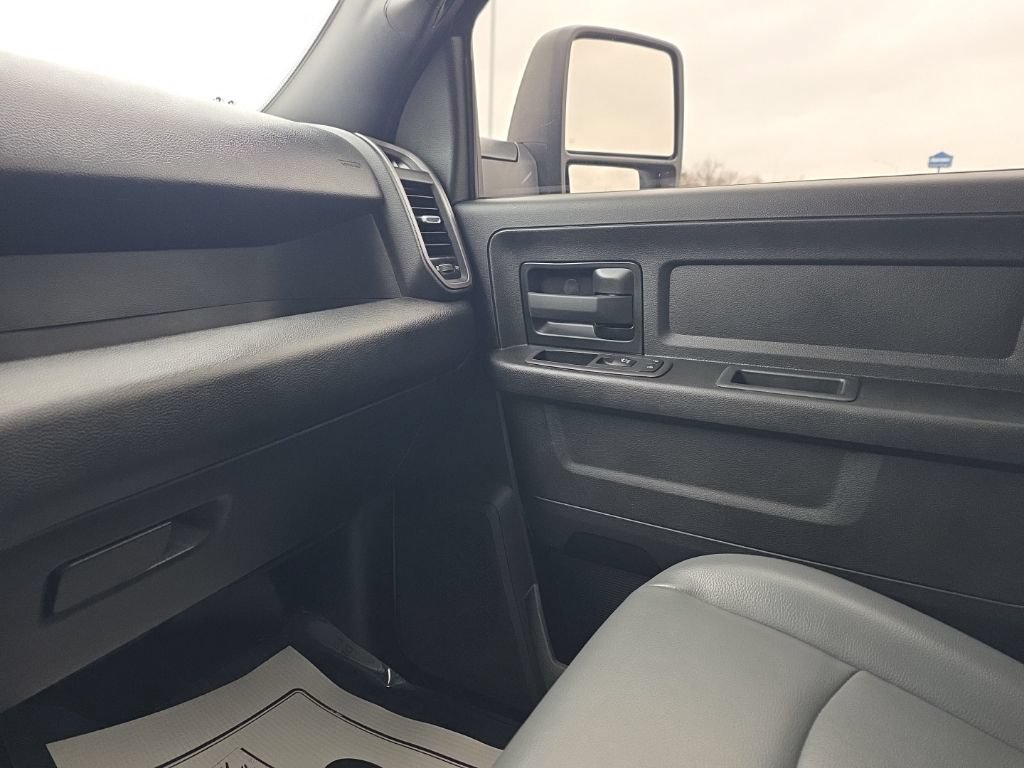 Used 2024 RAM 3500 Tradesman w/ Chrome Appearance Group AWD/4WD image 18