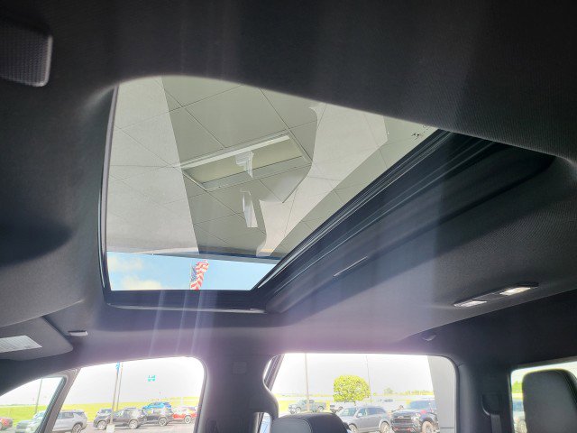 Used 2019 Chevrolet Silverado 1500 High Country w/ Technology Package image 2