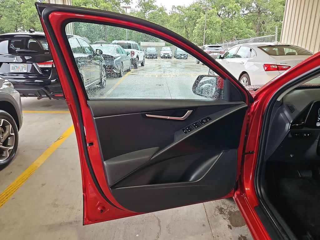 Used 2025 Kia Niro LX FWD image 11