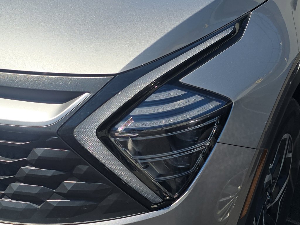 Used 2025 Kia Sportage LX image 7