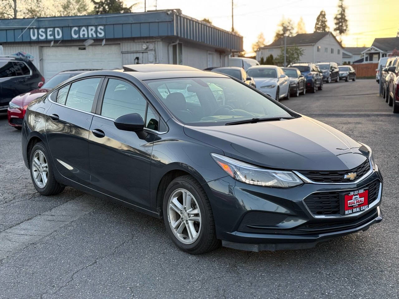 Used 2018 Chevrolet Cruze LT w/ Sun And Sound Package FWD image 3