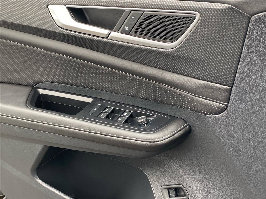 Certified 2025 Volkswagen Atlas Cross Sport SEL image 18