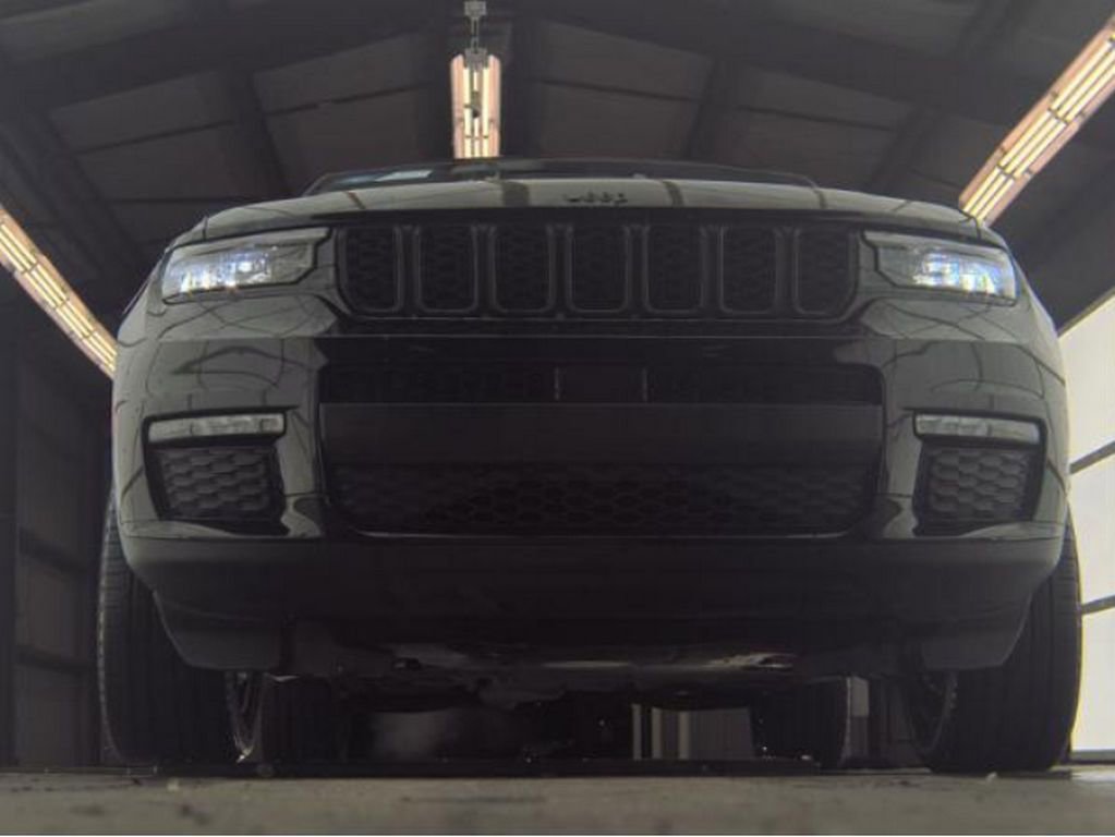 Used 2023 Jeep Grand Cherokee L Limited w/ Black Appearance Package image 4