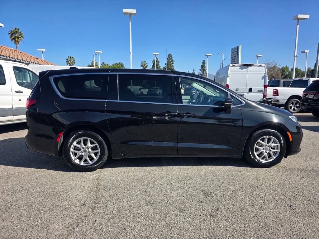 Certified 2023 Chrysler Pacifica Touring-L image 4