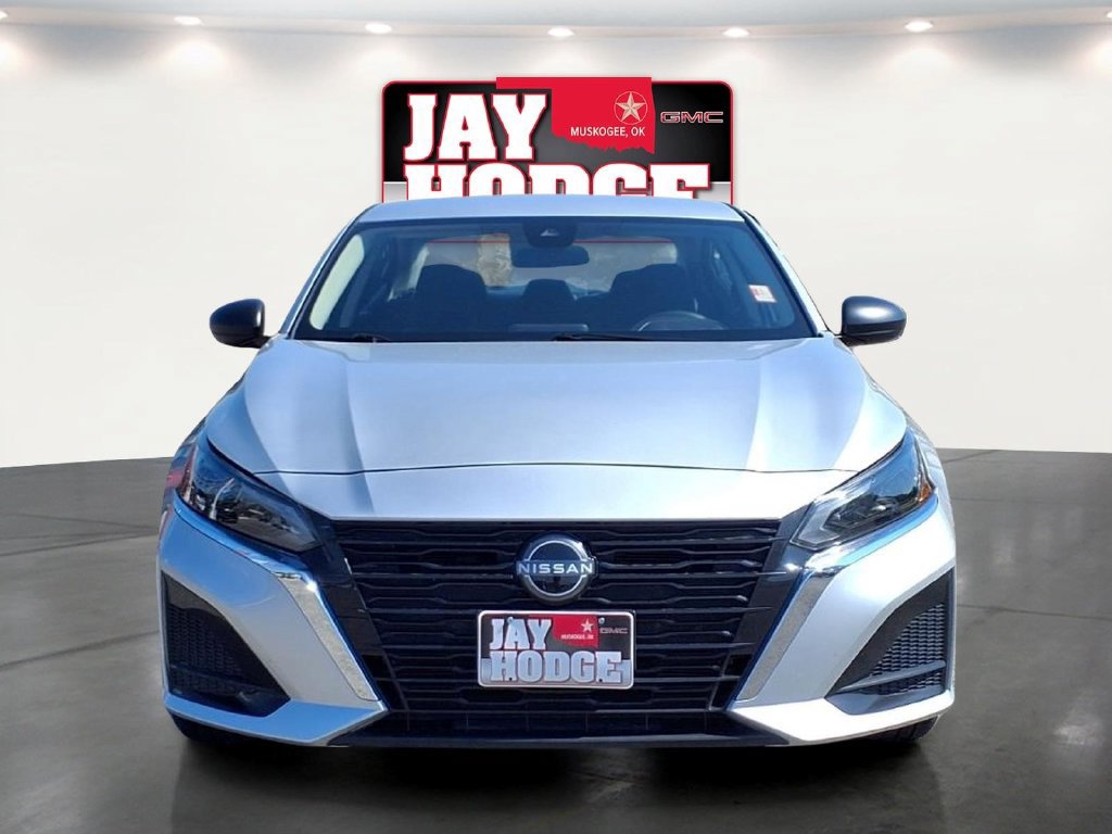 Used 2025 Nissan Altima 2.5 SV FWD image 2