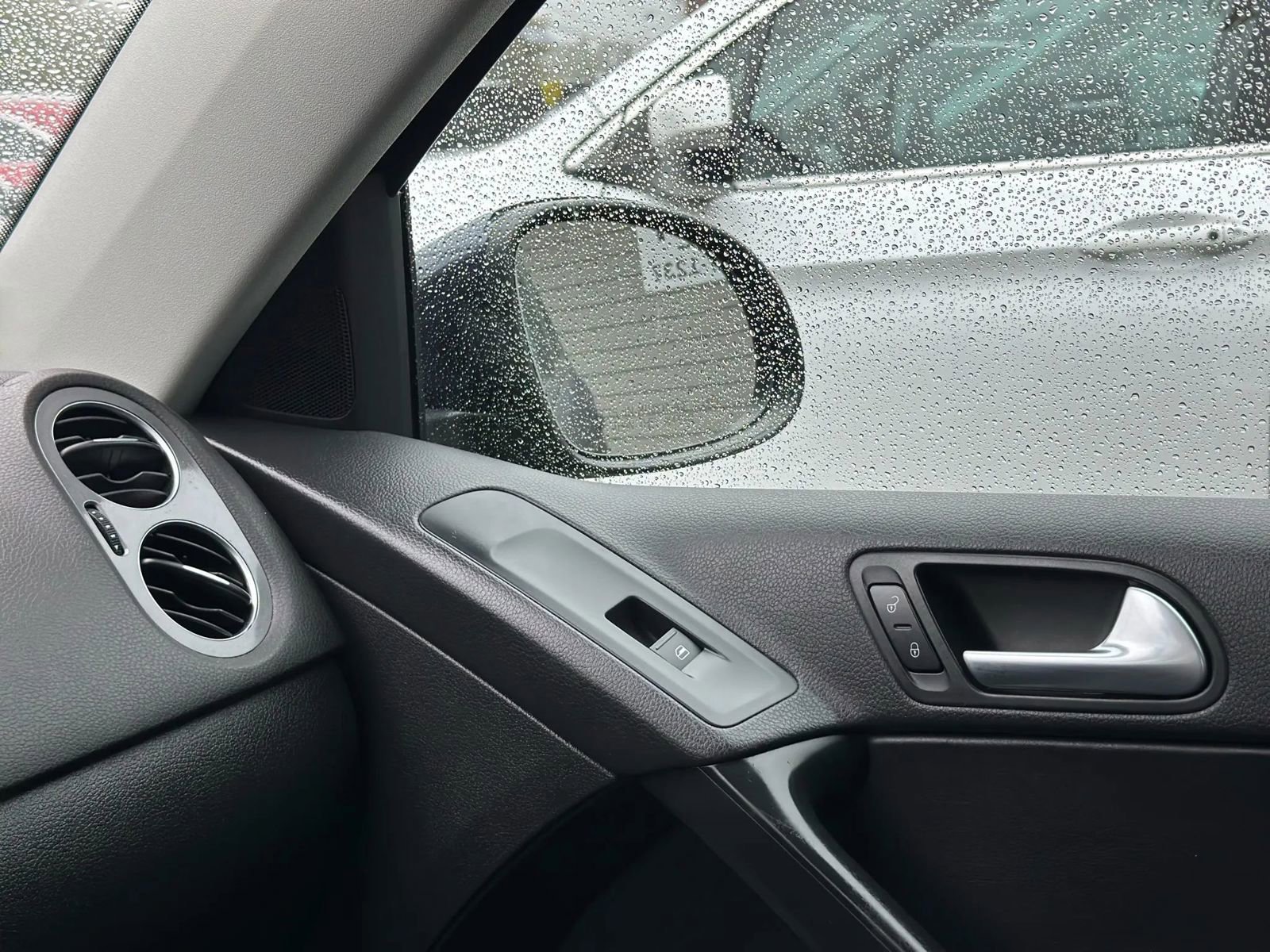 Used 2016 Volkswagen Tiguan S image 28