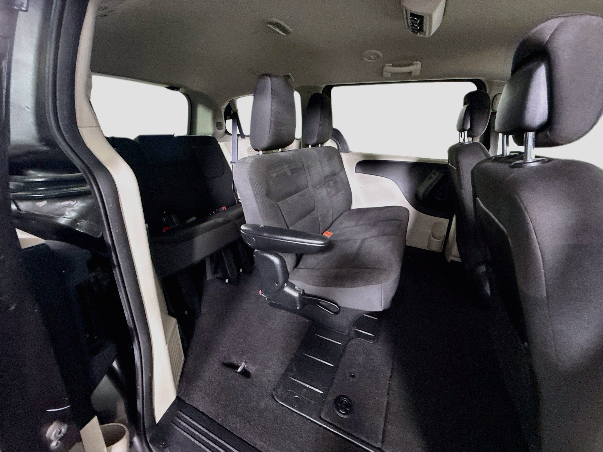 Used 2018 Dodge Grand Caravan SE w/ UConnect Hands-Free Group FWD image 25