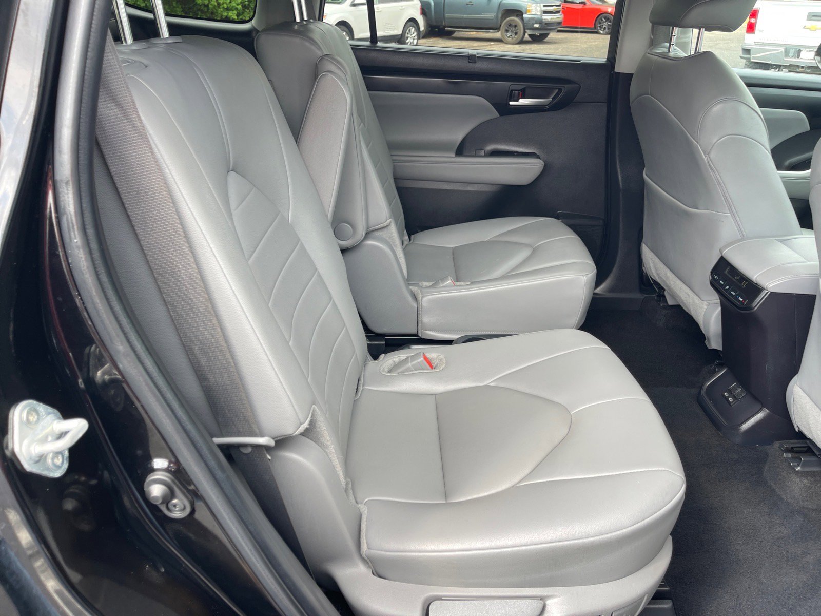 Used 2024 Toyota Highlander XLE FWD image 18