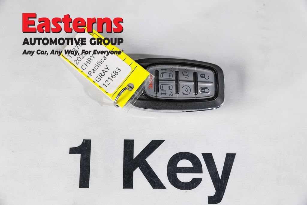 Used 2022 Chrysler Pacifica Touring-L w/ Uconnect Theater Family Group FWD image 6