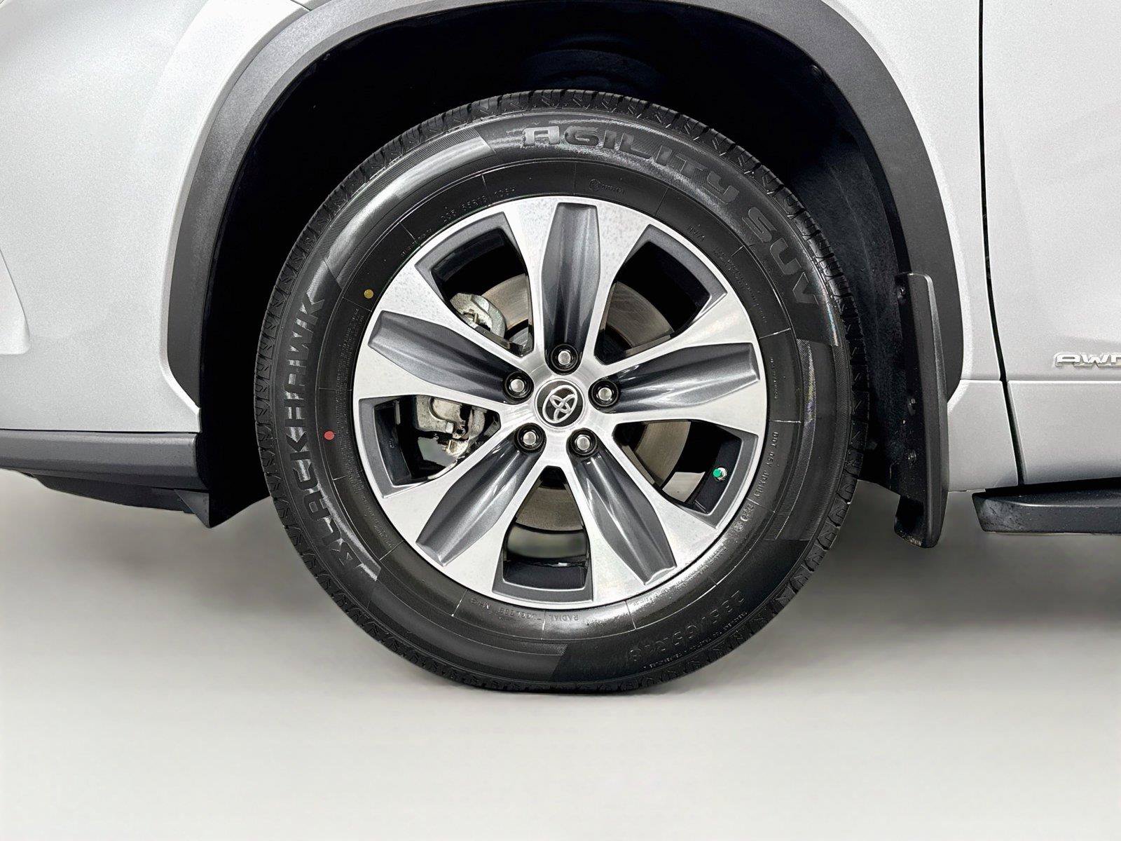 Used 2024 Toyota Highlander XLE AWD/4WD image 44