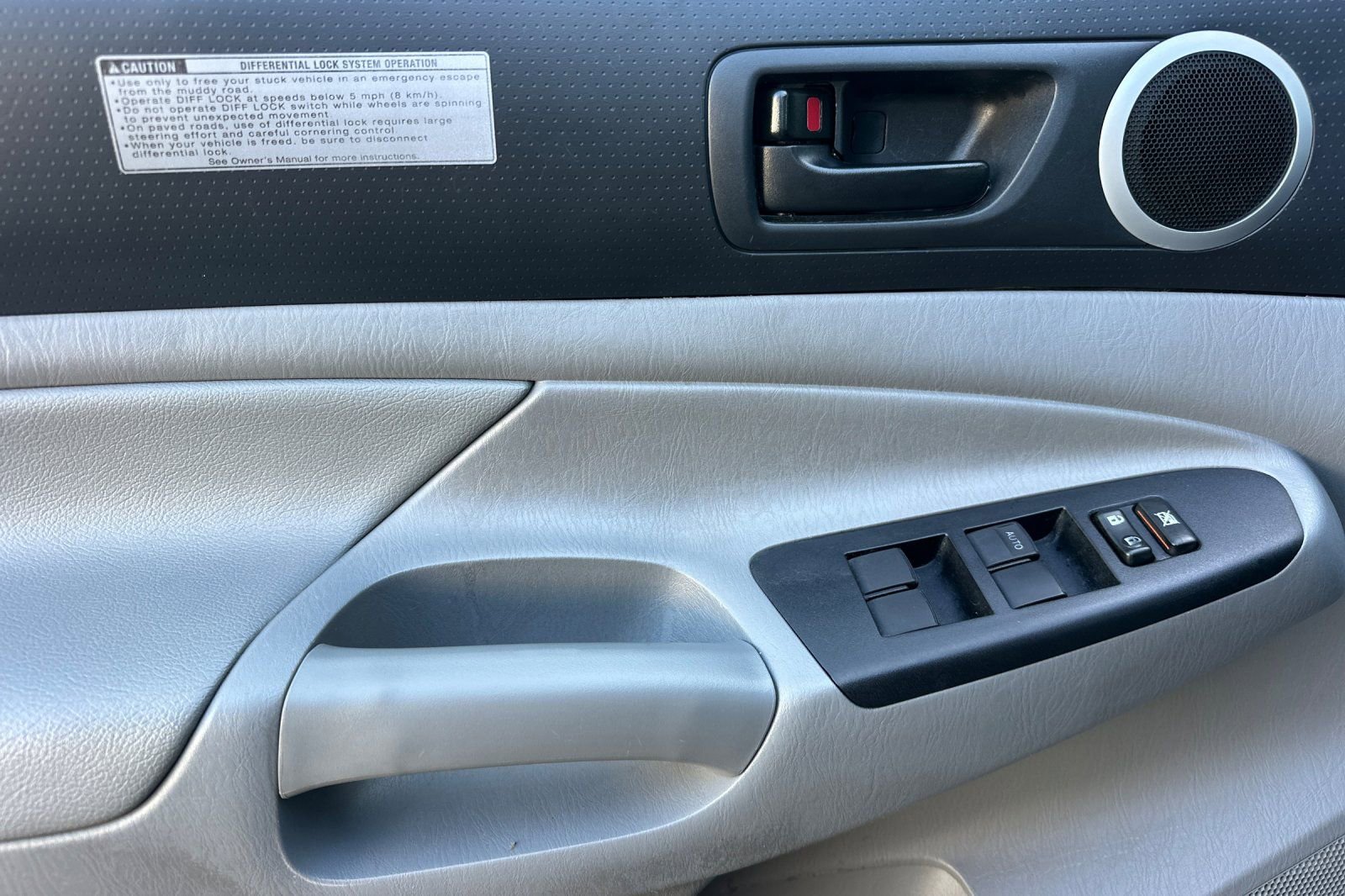 Used 2015 Toyota Tacoma 4x4 Double Cab w/ TRD Off-Road Package image 11