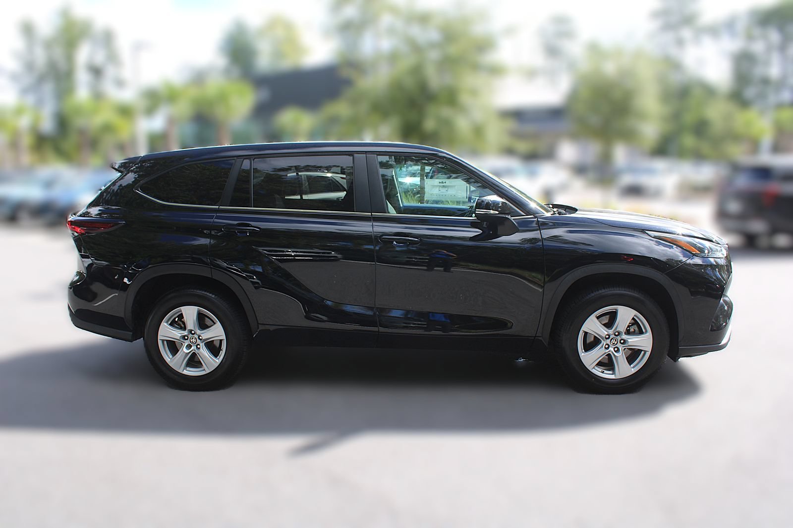 Used 2024 Toyota Highlander LE FWD image 15