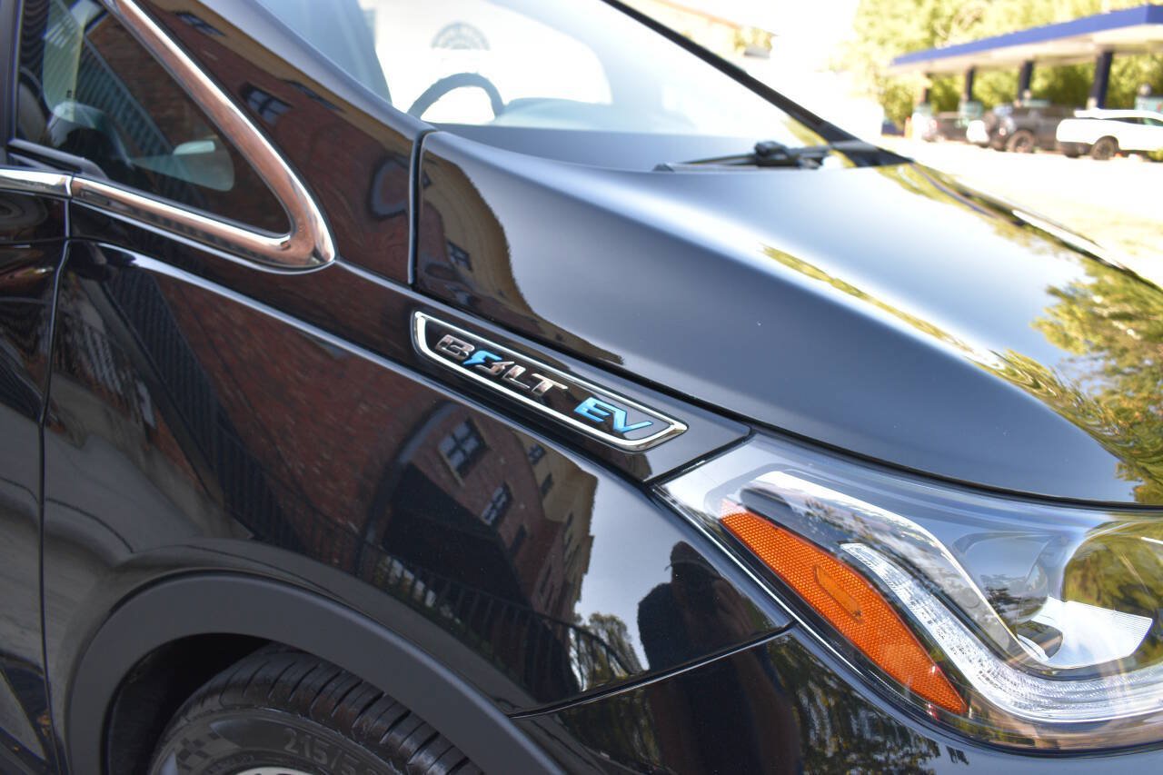 Used 2021 Chevrolet Bolt Premier w/ Infotainment Package FWD image 35