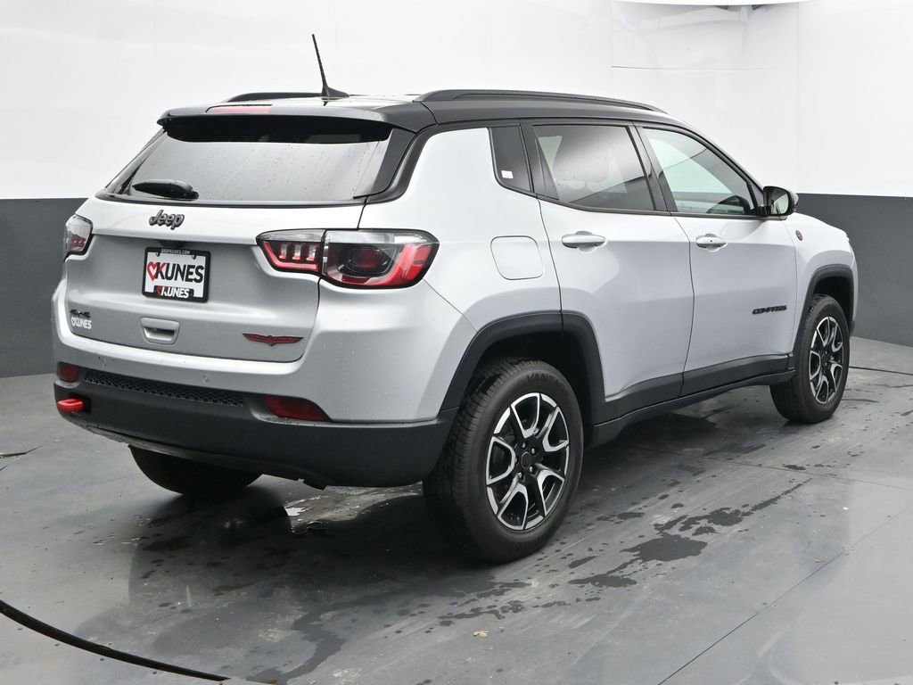 Used 2025 Jeep Compass Trailhawk AWD/4WD image 10
