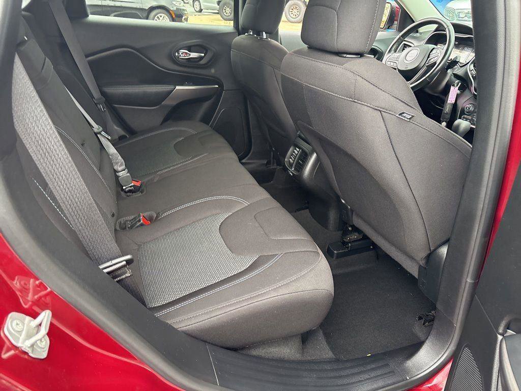 Used 2019 Jeep Cherokee Latitude w/ Cold Weather Group FWD image 13