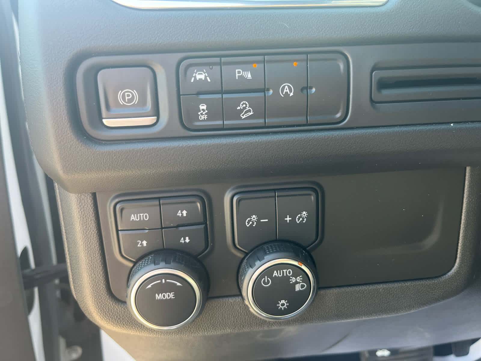 Used 2023 Chevrolet Suburban Premier image 17