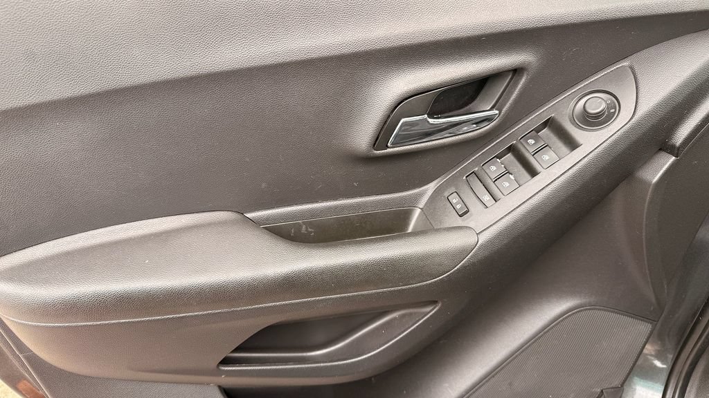 Used 2019 Chevrolet Trax LS FWD image 8
